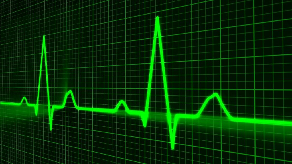 green pulse monitor highlighting the dangers of fat embolism symptoms